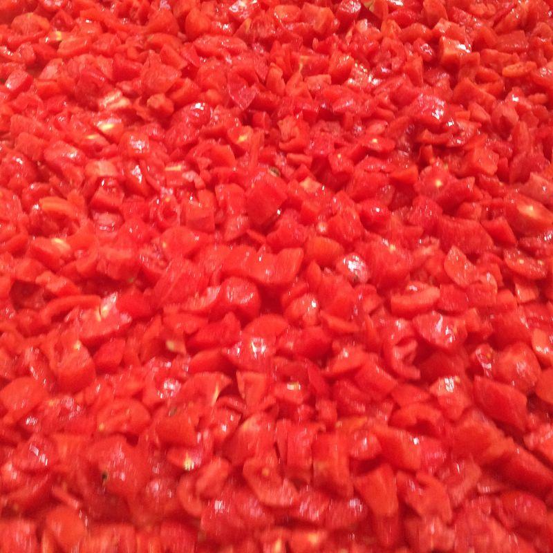 Luomu tomaattikappaleet bio-kannussa, paino 2,5 kg, ATG 1,5 kg